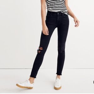 Petite 9" Mid-Rise Skinny Jeans in Black Sea